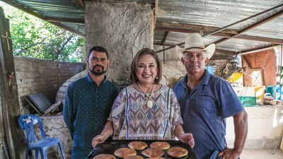 Mostrando el pan que preparó