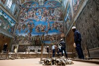 De cocineros a médicos, los ‘otros participantes’ del Cónclave juran “secreto absoluto”