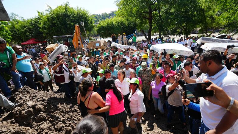 Sheinbaum recorre zonas afectadas por lluvias en Tamazunchale, SLP