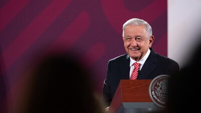 El presidente ironizó sobre el mensaje que ordenó el INE al inicio de las conferencias