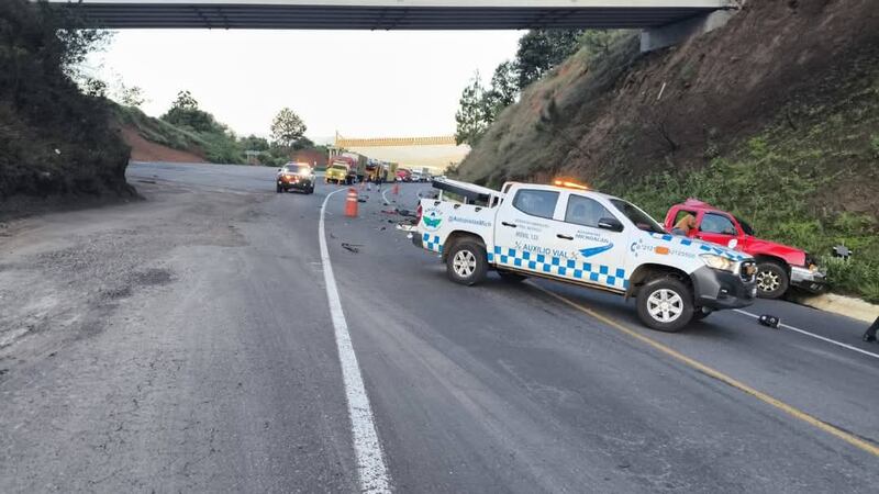 Choque entre tráiler y camioneta deja al menos 6 muertos y 2 heridos en autopista de Michoacán