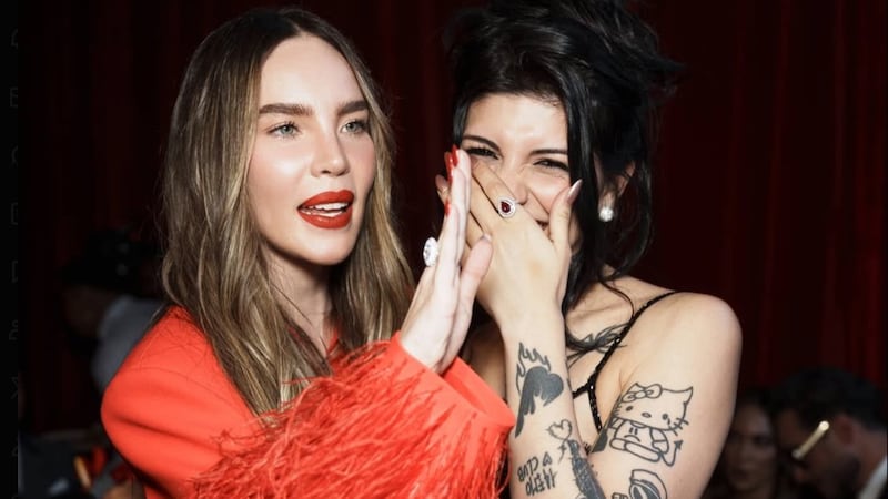 Belinda y Cazzu encienden las redes con inesperado abrazo en un evento