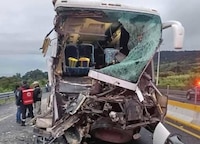 Choque entre autobús y tráiler deja 16 personas lesionadas en Guerrero; 4 están graves