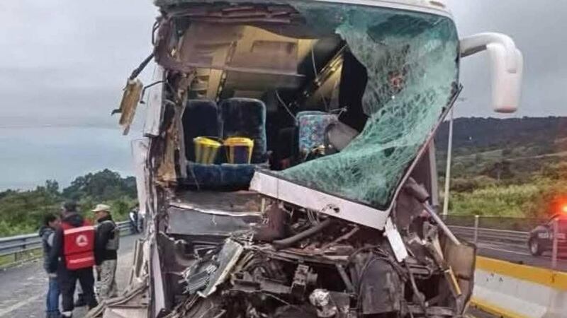 Choque entre autobús y tráiler deja 16 personas lesionadas en Guerrero; 4 están graves