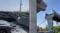 VIDEO: Puente peatonal de concreto se desploma sobre automóvil en Monterrey