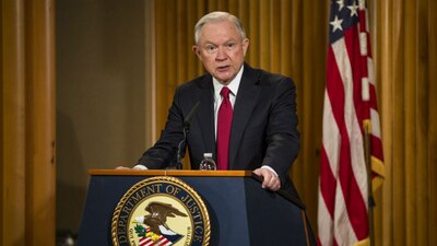 Jeff Sessions está en problemas por una supuesta comunicación que tuvo con el gobierno ruso