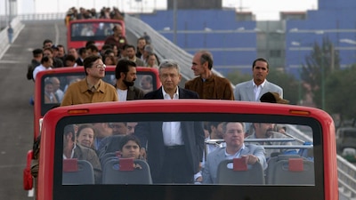 El presidente López Obrador durante un recorrido en el Segundo Piso, en enero de 2005