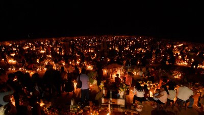 Familias celebran a los fieles difuntos