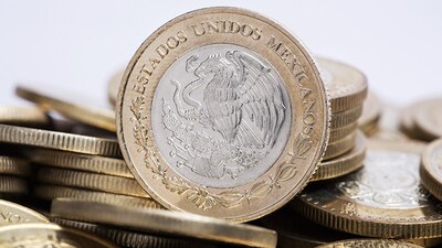 Se aprecia en 0.43% respecto al dólar