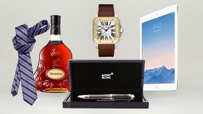 Botellas de alcohol y corbatas son los regalos más recurrentes que mandan a los funcionarios