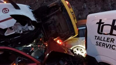 Los automóviles quedaron prensados al paso del tráiler en la zona
