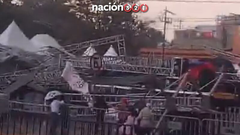 VIDEO: Se desploma escenario en la explanada de la GAM; se presentarían las ‘Grandiosas’