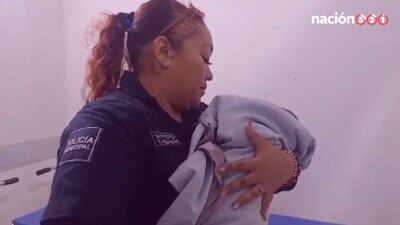 Mujer pidió que le cuidaran a la bebe mientras ella acudía a una guardería para inscribirla