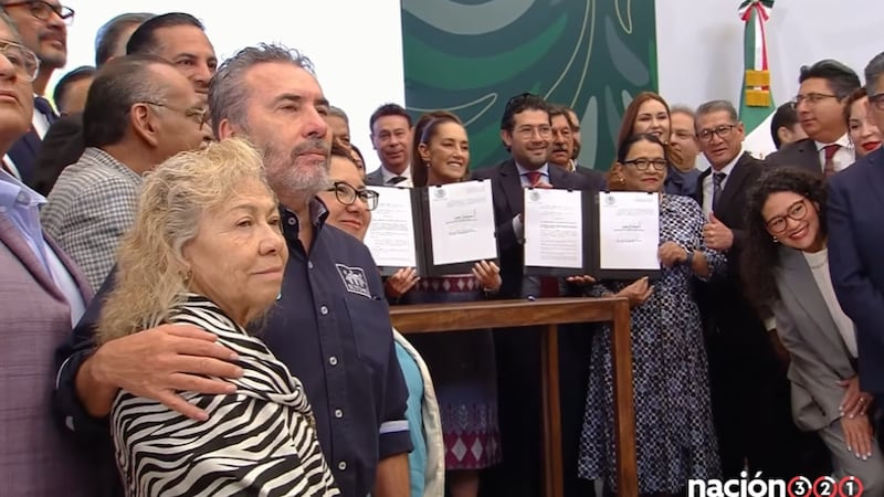 Sheinbaum anuncia que trabajadores del Estado tendrán salario promedio del IMSS con aumento anual