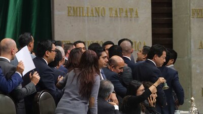 El pleno de la Cámara estalló en caos durante debate de la minuta de las reformas a la Ley de Instituciones de Crédito