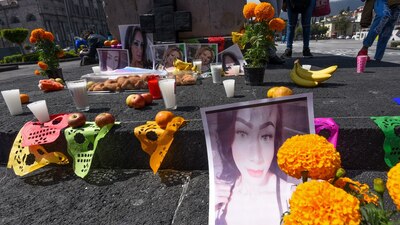 Mujeres trans de Toluca colocaron una ofrenda en la Cámara de Diputados local