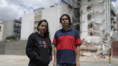 Anahí Abadia y su esposo frente al departamento comprado hace medio año