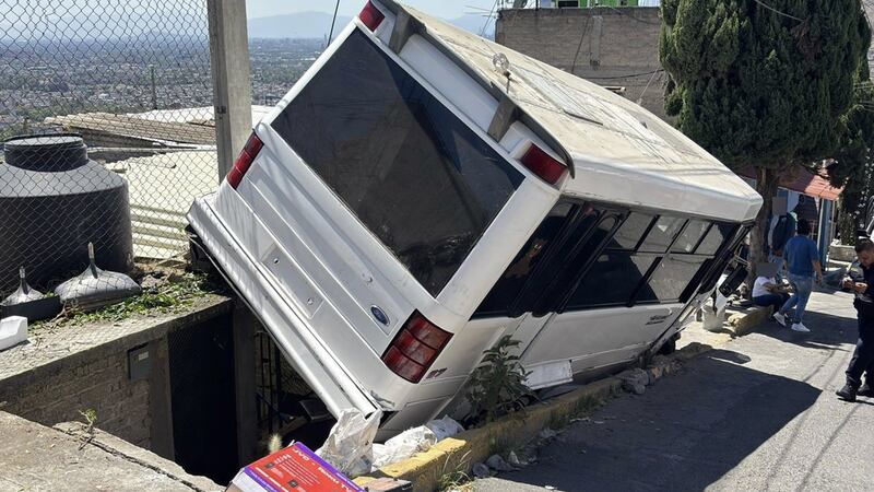 Microbús choca contra casa en la GAM tras quedarse sin frenos; hay 2 lesionados