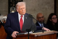 Trump defiende aranceles y su política antiinmigrante; presume acabar con guerras