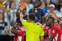 Autoridades del futbol reconocen que jugador suizo que enfrentó a Argentina “no debió ser expulsado”