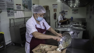 En el menú de la cena hubo pozole de cerdo, tostadas y agua de sabor