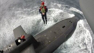 El presidente de Francia abordó un submarino nuclear al estilo de un agente 007