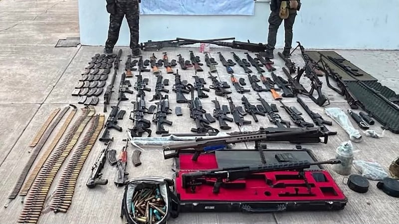 SSPC asegura arsenal dentro de una camioneta en Badiraguato, Sinaloa