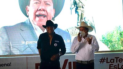 El vocalista de la Banda Jerez y aspirante a diputado federal, Marco Flores, gritó: '¡Arriba las pinches viejas! en pleno mitin