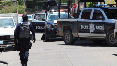El oficial fue emboscado por unos hombres armados a bordo de un vehículo