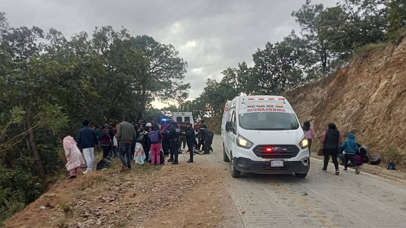 Chocan autobús de pasajeros con tráiler en Oaxaca: hay 3 muertos y 10 heridos