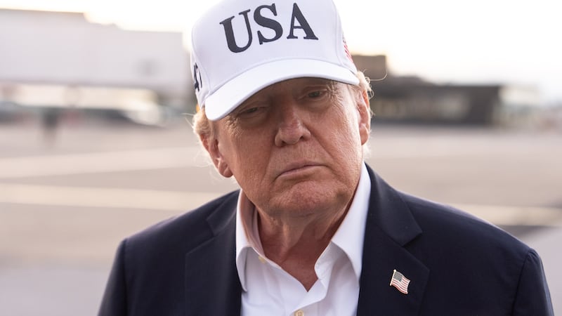 Trump dice que para controlar la IA sólo se necesita un presidente inteligente, como él