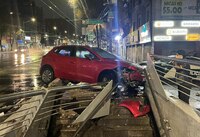 Automovilista choca contra la entrada del Metro Salto del Agua de la Línea 8