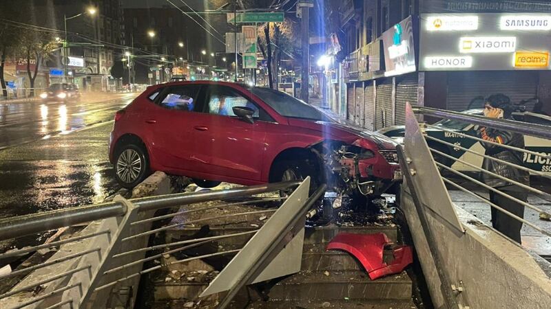 Automovilista choca contra la entrada del Metro Salto del Agua de la Línea 8