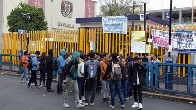 Alumnos de la Preparatoria 8 de la UNAM, en la zona de Plateros, CDMX