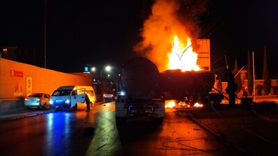 El accidente mantiene colapsada la vialidad, por el cierre de ambos sentidos