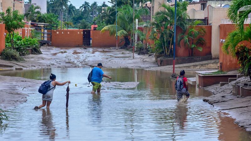 Por paso de 'John', declaran emergencia en 30 municipios de Guerrero y Oaxaca