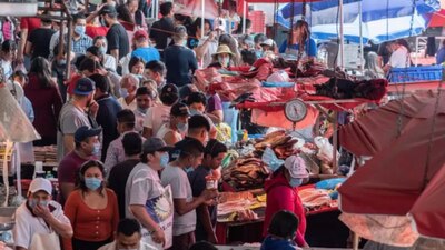 Médicos alertan de tianguis atiborrados, calles repletas y transportes llenos