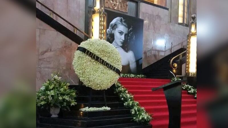 Luis Miguel envía enorme arreglo floral a homenaje de Silvia Pinal