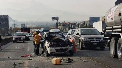 Paramédicos ayudaron al traslado de los heridos mientras el automóvil quedó varado sobre los carriles centrales