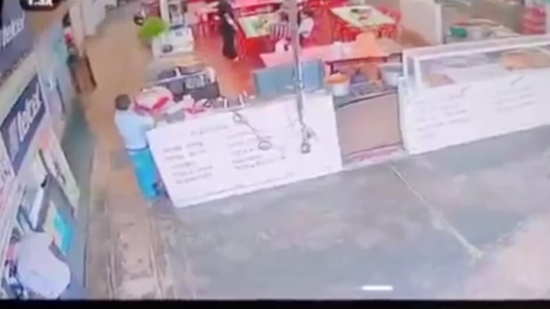 VIDEO: empleado recién contratado roba bolsa con 50 mil pesos de negocio de comida en Puebla