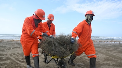 Para proteger las playas se han desplegado buques, embarcaciones, drones aéreos y drones submarinos