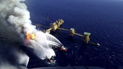 En embarcaciones de apoyo se evacuan a los obreros