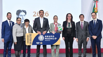 CIUDAD DE MÉXICO, 10ABRIL2026.- Raúl Escalante, vicepresidente legal de asuntos corporativos de Grupo Modelo; Rosa Isela Rodríguez Velazquez, secretaria de Gobernación; Edna Elena Vega Rangel, secretaria de Desarrollo Agrario, Territorial y Urbano; Daniel Cocenzo, presidente de Grupo Modelo; Claudia Sheinbaum, presidenta de México; Gabriela Cuevas Barrón, Coordinadora de los Trabajos del Gobierno Federal para el Mundial 2026; Rommel Aghmed Pacheco Marrufo, director general de la Comisión Nacional de Cultura Física y Deporte (CONADE), y José Alfaro, director de asuntos corporativos de Grupo Modelo, durante la conferencia matutina en la que Grupo Modelo anunció que regalará 500 boletos para el Mundial 2026 a los ganadores de los distintos torneos del Mundial Social.
FOTO: MARIO JASSO/CUARTOSCURO.COM