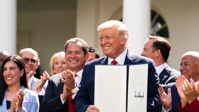 "Los hispanoamericanos son un tesoro”, dijo Trump al firmar la orden