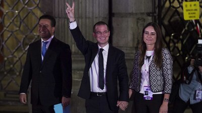El candidato de Por México al Frente, Ricardo Anaya, a su salida del Palacio de Minería, donde se llevó a cabo el debate
