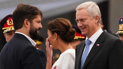 El presidente saliente Gabriel Boric, a la izquierda, y el presidente electo José Antonio Kast asisten a la ceremonia de cambio de mando del Ejército antes de la entrega presidencial en Santiago, Chile, el lunes 9 de marzo de 2026