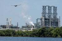 Pemex confirma emanación de vapor dentro de la Refinería Dos Bocas; descarta incendio