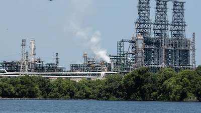 Pemex informa emanación de vapor dentro de la Refinería Olmeca; descarta incendio