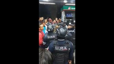 Un video difundido en redes sociales muestra el momento en que policías tuvieron que intervenir