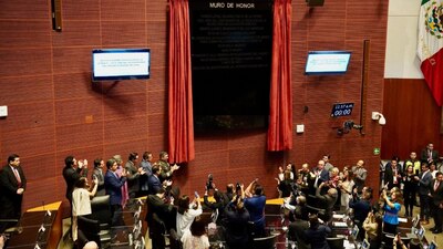 Busca que se inscriban, en una placa, los nombres de los 128 diputados